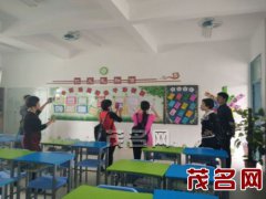 杨梅小学全体老师还聆听了全国名校长、外国语学校魏秋梅校长的讲座《如何做